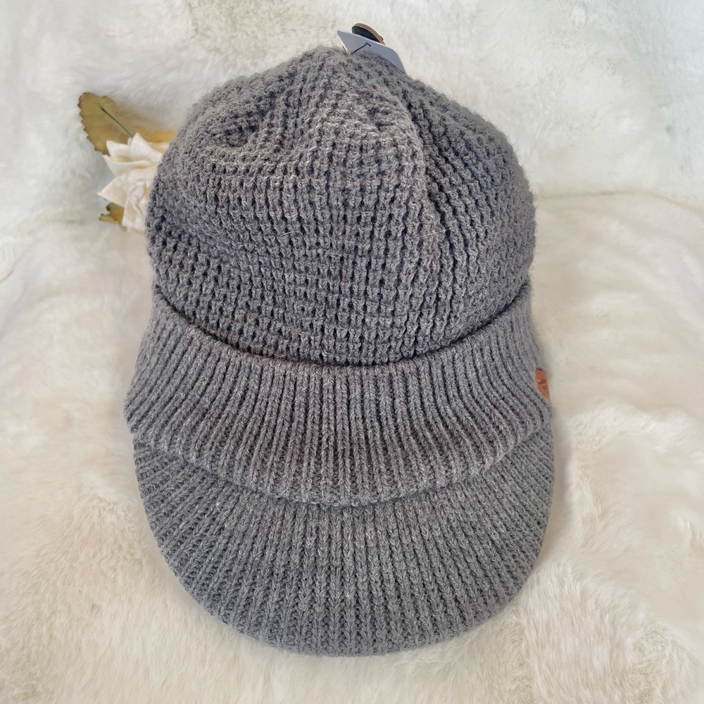 New with tags ADIDAS MEN’S FLEECED LINED HAT with Rim. DARK GREY. SUPER WARM!